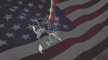 Afro-Amerikan Futbol oyuncu kaskını tutulur sallayarak Amerikan bayrağı ile dijital bileşik