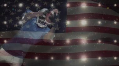 Amerikan futbolu oyuncusu arka planda Amerikan bayrağı ile dijital bileşik. O topu yakalıyor