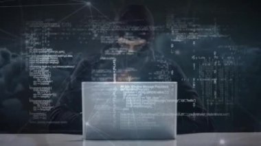 Kar maskesi endişeyle dijital kod veri ve bulutlar arka plan illüstrasyon karşı etrafa sırasında dizüstü bilgisayarda yazarak hacker dijital bileşik