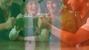 Arkadaş barda İrlandalı Aksesuar grubu İrlanda bayrağı arka plan düşen yeşil dört yonca konfeti karşı st Patrick gününde gülümseyen dijital bileşik