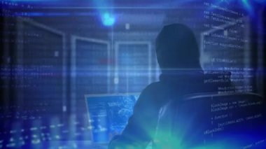 Arka plan ve ön plan üzerinde dönen dijital veriler veri ağı ile karanlık bir odada çalışma hacker dijital bileşik 