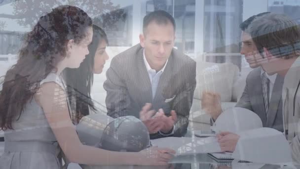 Digitale Composiet Van Business Team Tijdens Vergadering Tegen Gebouwen Achtergrond — Stockvideo