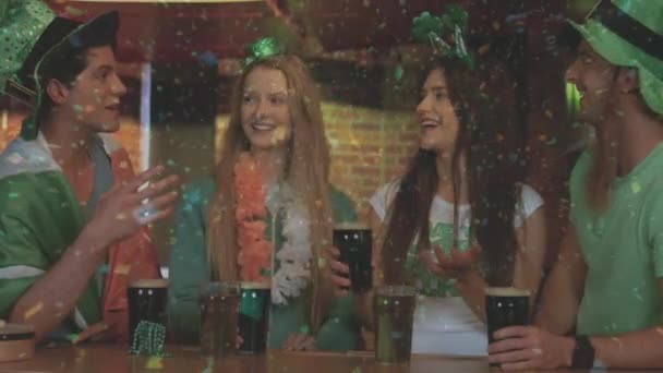 Composite Numérique Amis Souriants Avec Accessoire Irlandais Dans Bar Contre — Video