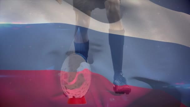 ボールを蹴るとロシア国旗を背景に手を振るとデジタル ガラスを破るアフリカ系アメリカ人のラグビー プレーヤーのスローモーション動画 — ストック動画