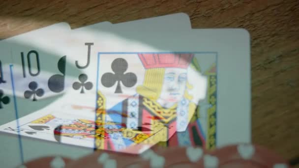 在木桌上的筹码旁边的高三叶草卡套件的数字组合 前景上有卡片 — 图库视频影像