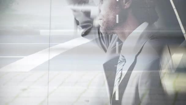 Composite numérique d'homme d'affaires stressé contre les voitures se déplaçant sur la route 