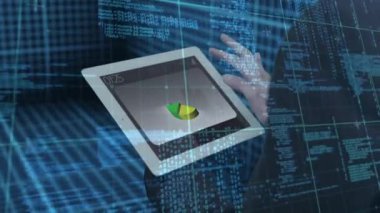 Dijital bileşik arka planda çalışmasını dijital kod ile dokunsal tablet tutan kadın