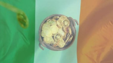 St Patrick's Day için arka plan üzerinde sallayarak İrlanda bayrağı ile kazanda düşen altını dijital bileşik 