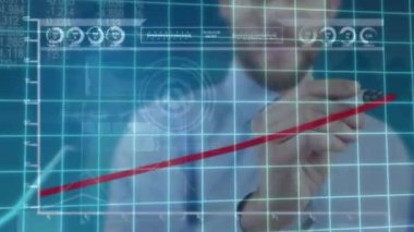Dijital dokunmadan futuristik ekran veri gösterimi karşı yakışıklı iş adamı bileşkesi