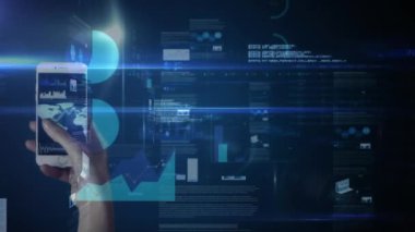 Beyaz kadının telefon grafik ve harita projeksiyon eliyle tutarak dijital bileşik
