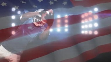 Amerikan futbolu oyuncusu arka planda Amerikan bayrağı ile dijital bileşik. O topu yakalıyor