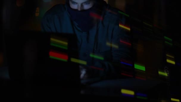 Composto Digital Hacker Masculino Caucasiano Usando Balaclava Usando Laptop Com — Vídeo de Stock