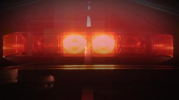 警察車のサイレンと道路上のライトのデジタル合成 事故を示す記号が表示されます — ストック動画