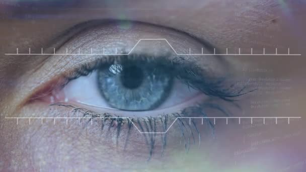 Compuesto Digital Ilustración Datos Virtuales Contra Hermoso Ojo Mujer — Vídeo de stock