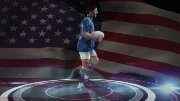 一个有针对性的高加索橄榄球运动员拿着球 在美国国旗背景下奔跑 同时由取景器进行分析时 进行数字合成 — 图库视频影像