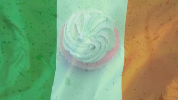 Cyfrowy Kompozytowy Cupcake Frosting Obrotowa Flagą Irlandzkiej Macha Pierwszym Planie — Wideo stockowe