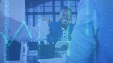 Veri, numaraları ve meslektaşları için elimi sıktı yapıyor karışık yarış işadamı ile arka plan görüşmekte büyüyen veri çizelgeleri ile mavi ekran dijital animasyon