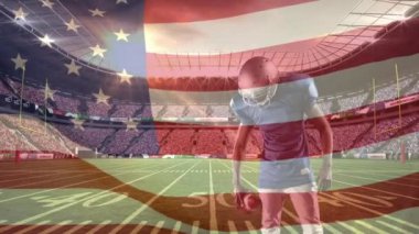 Amerikan futbolu oyuncusu ön planda Amerikan bayrağı ile topa vurmaya hazırlanıyor dijital bileşik önden görünümü