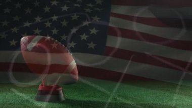 Dijital bileşik arka planda Amerikan bayrağı ile topu tekmeleme Amerikan futbolu oyuncusu