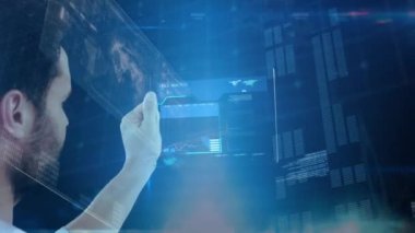 Dijital tablet ve koyu mavi arka planı öngörülen veri dokunmadan yakışıklı beyaz işadamı dijital bileşik