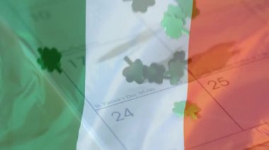 Dijital olarak düşen yonca ile St Patrick gününde bir takvim ile İrlanda bayrağı ile animasyon.