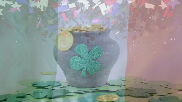 金币和五颜六色的五彩纸屑的数字合成落在爱尔兰花瓶上 半透明的爱尔兰国旗在圣帕特里克节的前景上飘扬 — 图库视频影像