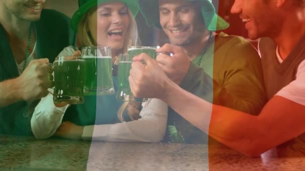 Composito Digitale Giovani Diversi Con Birra Verde Brindisi Giorno San — Video Stock