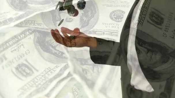 透明背景のドル紙幣の多くに対してポーカー用のチップで遊んでも身なりの男のデジタル合成 — ストック動画