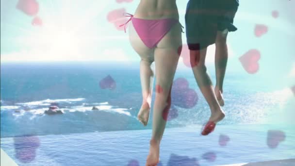 一对可爱的高加索夫妇在一个游泳池里跳来跳去的数字合成 背景是海洋 前景上有数字心脏飞翔 — 图库视频影像