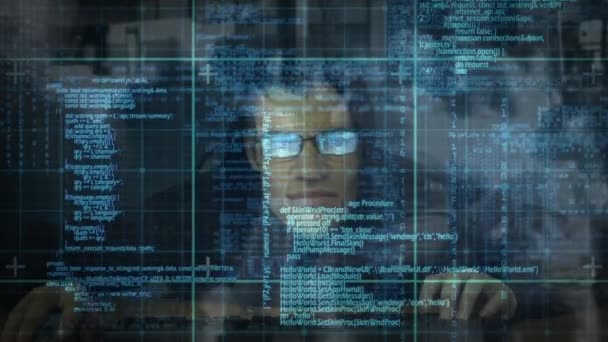 Composite numérique de hacker tapant sur le clavier contre l'illustration de l'écran virtuel montrant le code binaire et les données informatiques se déplaçant à travers l'écran avec la rue de ville occupée 