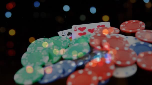 Poker Fişleri Bokeh Etkileri Ile Otobanda Araba Araba Karşı Kartları — Stok video