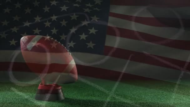 Digitalkomposit Eines Amerikanischen Fußballspielers Der Den Ball Mit Amerikanischer Flagge — Stockvideo