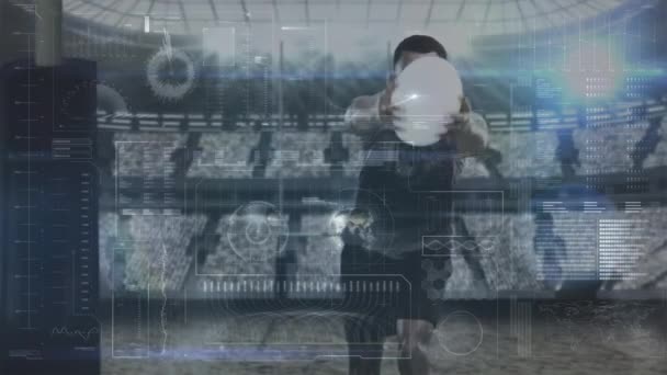 橄榄球运动员在数字接口屏幕上得分触地得分的正面视图 数字接口屏幕显示了他的数据 — 图库视频影像