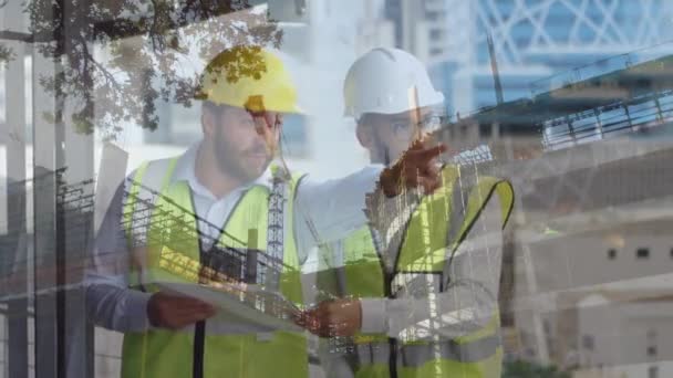 Digitaler Verbund Verschiedener Männlicher Bauarbeiter Die Baupläne Halten Und Gleichzeitig — Stockvideo