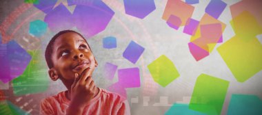 Sınıfta yeşil tahta karşı ayakta düşünceli çocuk