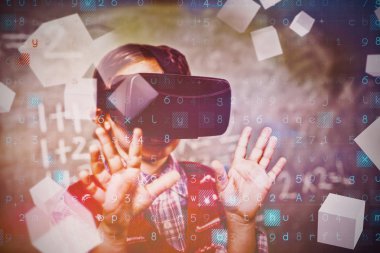 Okulda bir sanal gerçeklik aygıtıyla çocuk