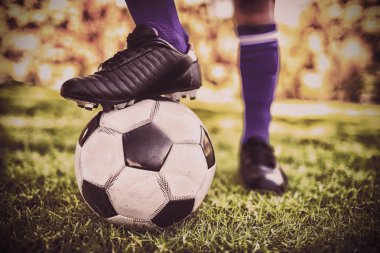 Parkta futbol botlar altında top görünümü yakın