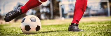 Oyun alanında futbol pratik oyuncu düşük bölümü