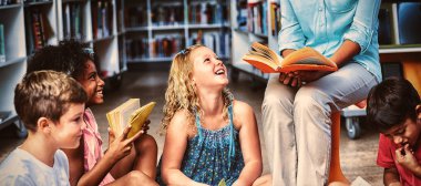 Düşük okuma gülümseyen çocuklu kadın öğretmen bölümünü Kütüphane kitapları
