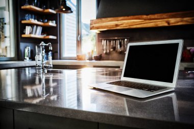 Mutfak tezgahı evde üstünde laptop