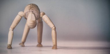 Beyaz arka plana karşı katta egzersiz Brown 3D heykelcik