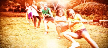 Parkta savaş römorkör ip çekerek çocuklar