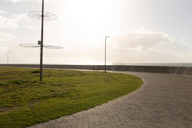 Mavi gökyüzüne karşı sahil hattında lampposts ön görünümü