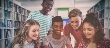 Mutlu sınıf kitaplığı okulda dijital tablet kullanma