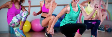 Aerobik fitness studio gerçekleştirme kadın grubu