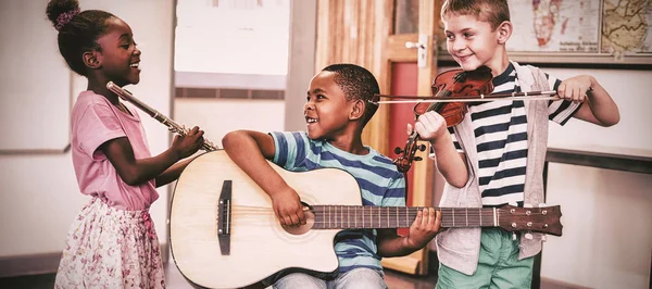 Crianças Sorridentes Tocando Instrumentos Musicais Sala Aula Escola — Fotografia de Stock