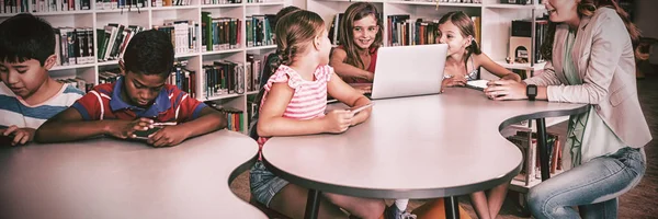 Lehrer Nutzt Technik Mit Schülern Bibliothek — Stockfoto