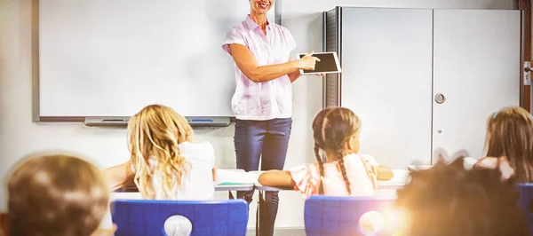 Učitel Učí Děti Digitálním Tabletu Učebně Škole — Stock fotografie