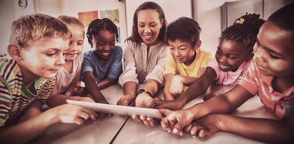 Lächelnde Schüler Und Lehrer Mit Einem Tablet Computer Klassenzimmer — Stockfoto