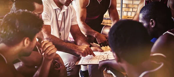 Treinador Explicando Plano Jogo Para Jogadores Basquete Quadra — Fotografia de Stock